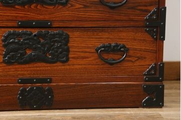 中古　美品　秋田県　川連漆民芸箪笥　美しい木目が目を惹く重厚な佇まいのがんこ箪笥(整理タンス、収納箪笥、引き出し、サイドチェスト)(定価約42万円)(R-072105)
