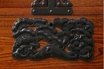 中古　美品　秋田県　川連漆民芸箪笥　美しい木目が目を惹く重厚な佇まいのがんこ箪笥(整理タンス、収納箪笥、引き出し、サイドチェスト)(定価約42万円)(R-072105)