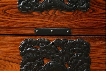 中古　美品　秋田県　川連漆民芸箪笥　美しい木目が目を惹く重厚な佇まいのがんこ箪笥(整理タンス、収納箪笥、引き出し、サイドチェスト)(定価約42万円)(R-072105)