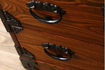 中古　美品　秋田県　川連漆民芸箪笥　美しい木目が目を惹く重厚な佇まいのがんこ箪笥(整理タンス、収納箪笥、引き出し、サイドチェスト)(定価約42万円)(R-072105)