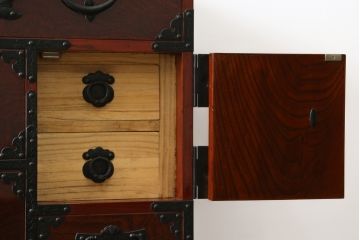 和製ビンテージ　美品　総欅(ケヤキ)材　前面玉杢　木地呂塗り　重厚な手打ち金具が存在感を放つ仙台車箪笥(仙台箪笥、和タンス、収納たんす、引き出し、ヴィンテージ)(R-072106)