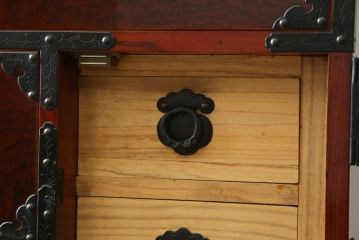 和製ビンテージ　美品　総欅(ケヤキ)材　前面玉杢　木地呂塗り　重厚な手打ち金具が存在感を放つ仙台車箪笥(仙台箪笥、和タンス、収納たんす、引き出し、ヴィンテージ)(R-072106)