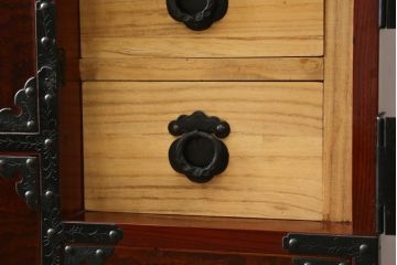 和製ビンテージ　美品　総欅(ケヤキ)材　前面玉杢　木地呂塗り　重厚な手打ち金具が存在感を放つ仙台車箪笥(仙台箪笥、和タンス、収納たんす、引き出し、ヴィンテージ)(R-072106)