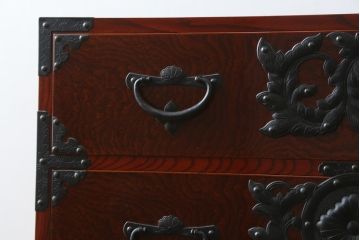 和製ビンテージ　美品　総欅(ケヤキ)材　前面玉杢　木地呂塗り　重厚な手打ち金具が存在感を放つ仙台車箪笥(仙台箪笥、和タンス、収納たんす、引き出し、ヴィンテージ)(R-072106)