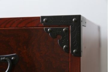 和製ビンテージ　美品　総欅(ケヤキ)材　前面玉杢　木地呂塗り　重厚な手打ち金具が存在感を放つ仙台車箪笥(仙台箪笥、和タンス、収納たんす、引き出し、ヴィンテージ)(R-072106)