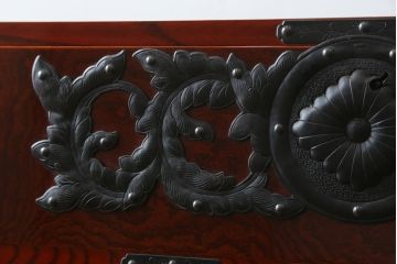 和製ビンテージ　美品　総欅(ケヤキ)材　前面玉杢　木地呂塗り　重厚な手打ち金具が存在感を放つ仙台車箪笥(仙台箪笥、和タンス、収納たんす、引き出し、ヴィンテージ)(R-072106)