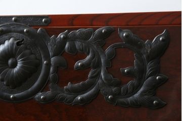 和製ビンテージ　美品　総欅(ケヤキ)材　前面玉杢　木地呂塗り　重厚な手打ち金具が存在感を放つ仙台車箪笥(仙台箪笥、和タンス、収納たんす、引き出し、ヴィンテージ)(R-072106)