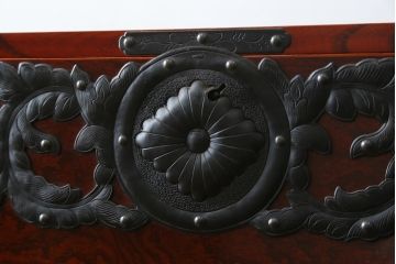 和製ビンテージ　美品　総欅(ケヤキ)材　前面玉杢　木地呂塗り　重厚な手打ち金具が存在感を放つ仙台車箪笥(仙台箪笥、和タンス、収納たんす、引き出し、ヴィンテージ)(R-072106)