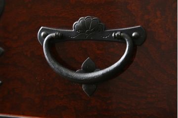 和製ビンテージ　美品　総欅(ケヤキ)材　前面玉杢　木地呂塗り　重厚な手打ち金具が存在感を放つ仙台車箪笥(仙台箪笥、和タンス、収納たんす、引き出し、ヴィンテージ)(R-072106)
