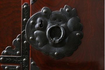 和製ビンテージ　美品　総欅(ケヤキ)材　前面玉杢　木地呂塗り　重厚な手打ち金具が存在感を放つ仙台車箪笥(仙台箪笥、和タンス、収納たんす、引き出し、ヴィンテージ)(R-072106)