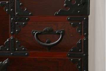 和製ビンテージ　美品　総欅(ケヤキ)材　前面玉杢　木地呂塗り　重厚な手打ち金具が存在感を放つ仙台車箪笥(仙台箪笥、和タンス、収納たんす、引き出し、ヴィンテージ)(R-072106)