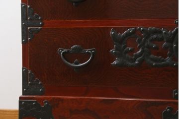 和製ビンテージ　美品　総欅(ケヤキ)材　前面玉杢　木地呂塗り　重厚な手打ち金具が存在感を放つ仙台車箪笥(仙台箪笥、和タンス、収納たんす、引き出し、ヴィンテージ)(R-072106)