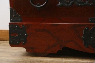 和製ビンテージ　美品　総欅(ケヤキ)材　前面玉杢　木地呂塗り　重厚な手打ち金具が存在感を放つ仙台車箪笥(仙台箪笥、和タンス、収納たんす、引き出し、ヴィンテージ)(R-072106)