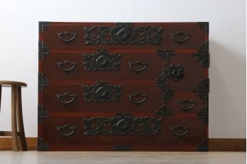 和製ビンテージ　美品　総欅(ケヤキ)材　前面玉杢　木地呂塗り　重厚な手打ち金具が存在感を放つ仙台車箪笥(仙台箪笥、和タンス、収納たんす、引き出し、ヴィンテージ)(R-072106)