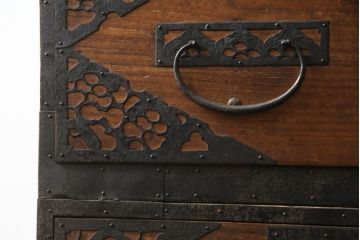 和製アンティーク　透かしの入った金具が緻密で美しい佐渡箪笥(佐渡八幡箪笥、和たんす、重ね箪笥、収納タンス、時代箪笥、衣装タンス、引き出し)(R-072109)
