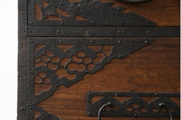 和製アンティーク　透かしの入った金具が緻密で美しい佐渡箪笥(佐渡八幡箪笥、和たんす、重ね箪笥、収納タンス、時代箪笥、衣装タンス、引き出し)(R-072109)