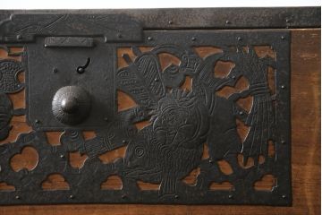 和製アンティーク　透かしの入った金具が緻密で美しい佐渡箪笥(佐渡八幡箪笥、和たんす、重ね箪笥、収納タンス、時代箪笥、衣装タンス、引き出し)(R-072109)