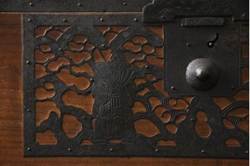 和製アンティーク　透かしの入った金具が緻密で美しい佐渡箪笥(佐渡八幡箪笥、和たんす、重ね箪笥、収納タンス、時代箪笥、衣装タンス、引き出し)(R-072109)