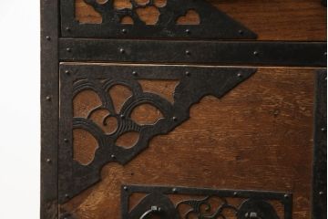 和製アンティーク　透かしの入った金具が緻密で美しい佐渡箪笥(佐渡八幡箪笥、和たんす、重ね箪笥、収納タンス、時代箪笥、衣装タンス、引き出し)(R-072109)