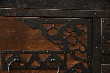 和製アンティーク　透かしの入った金具が緻密で美しい佐渡箪笥(佐渡八幡箪笥、和たんす、重ね箪笥、収納タンス、時代箪笥、衣装タンス、引き出し)(R-072109)