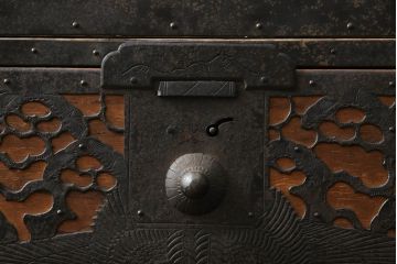 和製アンティーク　透かしの入った金具が緻密で美しい佐渡箪笥(佐渡八幡箪笥、和たんす、重ね箪笥、収納タンス、時代箪笥、衣装タンス、引き出し)(R-072109)
