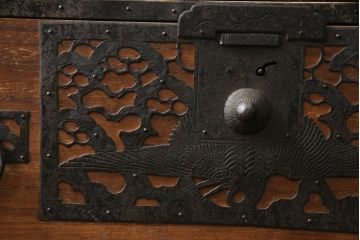 和製アンティーク　透かしの入った金具が緻密で美しい佐渡箪笥(佐渡八幡箪笥、和たんす、重ね箪笥、収納タンス、時代箪笥、衣装タンス、引き出し)(R-072109)