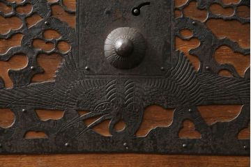和製アンティーク　透かしの入った金具が緻密で美しい佐渡箪笥(佐渡八幡箪笥、和たんす、重ね箪笥、収納タンス、時代箪笥、衣装タンス、引き出し)(R-072109)