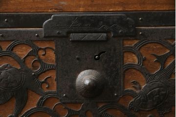 和製アンティーク　透かしの入った金具が緻密で美しい佐渡箪笥(佐渡八幡箪笥、和たんす、重ね箪笥、収納タンス、時代箪笥、衣装タンス、引き出し)(R-072109)
