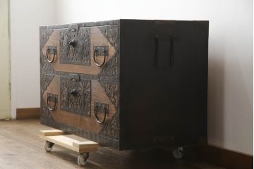 和製アンティーク　透かしの入った金具が緻密で美しい佐渡箪笥サイドボード(佐渡八幡箪笥、和たんす、収納タンス、時代箪笥、衣装タンス、ローボード、ローチェスト、引き出し)(R-072110)