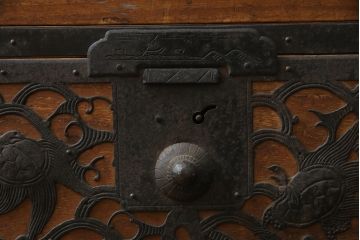 和製アンティーク　透かしの入った金具が緻密で美しい佐渡箪笥サイドボード(佐渡八幡箪笥、和たんす、収納タンス、時代箪笥、衣装タンス、ローボード、ローチェスト、引き出し)(R-072111)