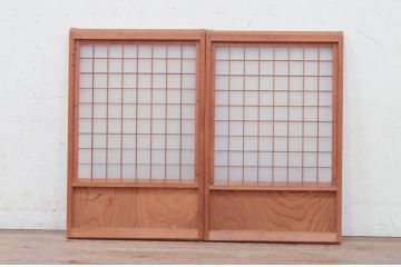 アンティーク建具　和モダンな雰囲気を醸し出す升目(マス目)の格子入りガラス窓2枚セット(きつね格子、狐格子、引き戸、ガラス戸、格子戸)(R-072130)