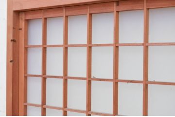 アンティーク建具　和モダンな雰囲気を醸し出す升目(マス目)の格子入りガラス窓2枚セット(きつね格子、狐格子、引き戸、ガラス戸、格子戸)(R-072130)