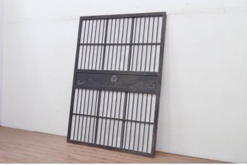 アンティーク建具　激レア　希少!和の雰囲気あるデザインが目を惹く鉄製の格子蔵戸1枚(鉄扉、玄関戸、引き戸)(R-072133)