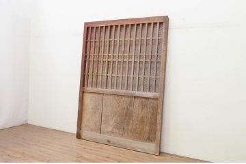アンティーク建具　栗材・ヒバ材　経年を感じる風合いが魅力の金網入り格子蔵戸1枚(玄関戸、玄関ドア、引き戸、格子戸)(R-072134)