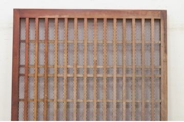 アンティーク建具　栗材・ヒバ材　経年を感じる風合いが魅力の金網入り格子蔵戸1枚(玄関戸、玄関ドア、引き戸、格子戸)(R-072134)