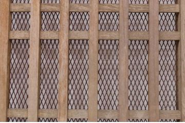 アンティーク建具　栗材・ヒバ材　経年を感じる風合いが魅力の金網入り格子蔵戸1枚(玄関戸、玄関ドア、引き戸、格子戸)(R-072134)