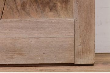 アンティーク建具　栗材・ヒバ材　経年を感じる風合いが魅力の金網入り格子蔵戸1枚(玄関戸、玄関ドア、引き戸、格子戸)(R-072134)