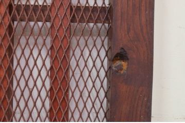アンティーク建具　栗材・ヒバ材　経年を感じる風合いが魅力の金網入り格子蔵戸1枚(玄関戸、玄関ドア、引き戸、格子戸)(R-072134)
