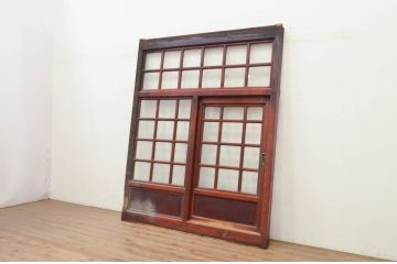 アンティーク建具　激レア　希少!!　檜(ヒノキ)・欅(ケヤキ)材　重厚感あるデザインと升目(マス目)が魅力的な漆塗りのガラス入りくぐり戸(きつね格子、狐格子、蔵戸、玄関戸、格子戸、ガラス戸、引き戸)(R-072135)