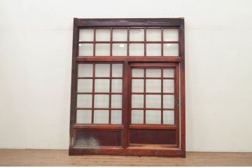 アンティーク建具　激レア　希少!!　檜(ヒノキ)・欅(ケヤキ)材　重厚感あるデザインと升目(マス目)が魅力的な漆塗りのガラス入りくぐり戸(きつね格子、狐格子、蔵戸、玄関戸、格子戸、ガラス戸、引き戸)(R-072135)