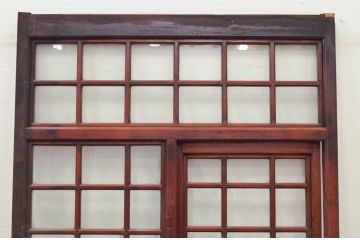 アンティーク建具　激レア　希少!!　檜(ヒノキ)・欅(ケヤキ)材　重厚感あるデザインと升目(マス目)が魅力的な漆塗りのガラス入りくぐり戸(きつね格子、狐格子、蔵戸、玄関戸、格子戸、ガラス戸、引き戸)(R-072135)