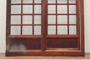 アンティーク建具　激レア　希少!!　檜(ヒノキ)・欅(ケヤキ)材　重厚感あるデザインと升目(マス目)が魅力的な漆塗りのガラス入りくぐり戸(きつね格子、狐格子、蔵戸、玄関戸、格子戸、ガラス戸、引き戸)(R-072135)