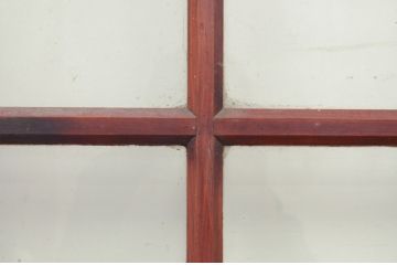 アンティーク建具　激レア　希少!!　檜(ヒノキ)・欅(ケヤキ)材　重厚感あるデザインと升目(マス目)が魅力的な漆塗りのガラス入りくぐり戸(きつね格子、狐格子、蔵戸、玄関戸、格子戸、ガラス戸、引き戸)(R-072135)
