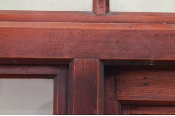 アンティーク建具　激レア　希少!!　檜(ヒノキ)・欅(ケヤキ)材　重厚感あるデザインと升目(マス目)が魅力的な漆塗りのガラス入りくぐり戸(きつね格子、狐格子、蔵戸、玄関戸、格子戸、ガラス戸、引き戸)(R-072135)