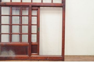 アンティーク建具　激レア　希少!!　檜(ヒノキ)・欅(ケヤキ)材　重厚感あるデザインと升目(マス目)が魅力的な漆塗りのガラス入りくぐり戸(きつね格子、狐格子、蔵戸、玄関戸、格子戸、ガラス戸、引き戸)(R-072135)