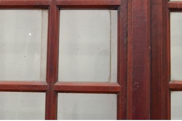 アンティーク建具　激レア　希少!!　檜(ヒノキ)・欅(ケヤキ)材　重厚感あるデザインと升目(マス目)が魅力的な漆塗りのガラス入りくぐり戸(きつね格子、狐格子、蔵戸、玄関戸、格子戸、ガラス戸、引き戸)(R-072135)