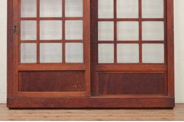 アンティーク建具　激レア　希少!!　檜(ヒノキ)・欅(ケヤキ)材　重厚感あるデザインと升目(マス目)が魅力的な漆塗りのガラス入りくぐり戸(きつね格子、狐格子、蔵戸、玄関戸、格子戸、ガラス戸、引き戸)(R-072135)