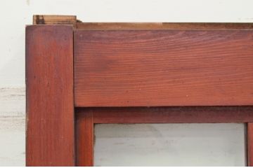 アンティーク建具　激レア　希少!!　檜(ヒノキ)・欅(ケヤキ)材　重厚感あるデザインと升目(マス目)が魅力的な漆塗りのガラス入りくぐり戸(きつね格子、狐格子、蔵戸、玄関戸、格子戸、ガラス戸、引き戸)(R-072135)