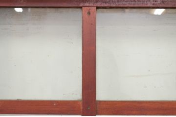 アンティーク建具　激レア　希少!!　檜(ヒノキ)・欅(ケヤキ)材　重厚感あるデザインと升目(マス目)が魅力的な漆塗りのガラス入りくぐり戸(きつね格子、狐格子、蔵戸、玄関戸、格子戸、ガラス戸、引き戸)(R-072135)