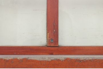 アンティーク建具　激レア　希少!!　檜(ヒノキ)・欅(ケヤキ)材　重厚感あるデザインと升目(マス目)が魅力的な漆塗りのガラス入りくぐり戸(きつね格子、狐格子、蔵戸、玄関戸、格子戸、ガラス戸、引き戸)(R-072135)